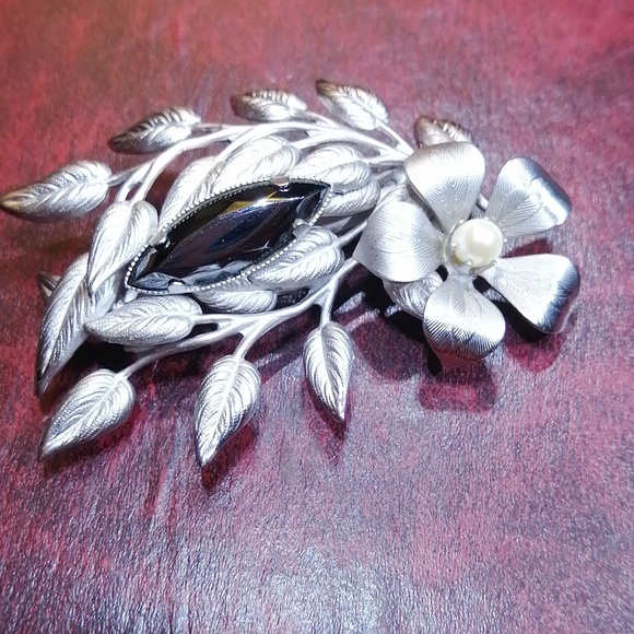 Semiprecious Stone Hematite, Fresh Water Pearl In Matt Silver Setting Brooch - Picture 5 of 6